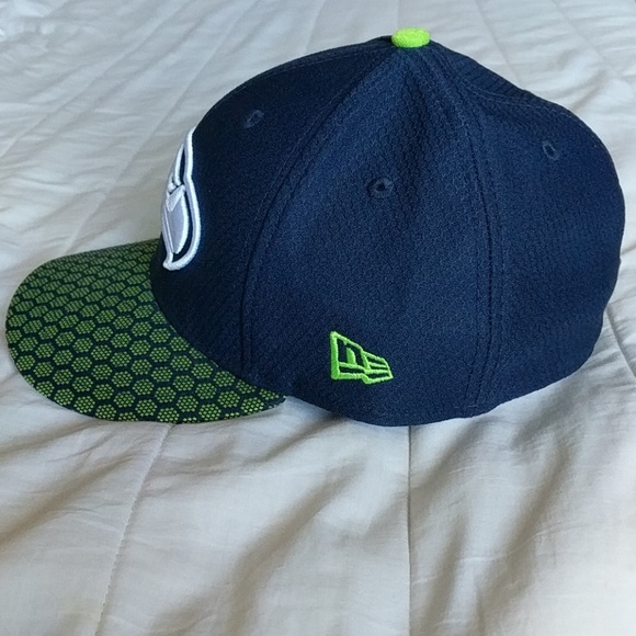 Official NFL Seahawks hat - Picture 2 of 5